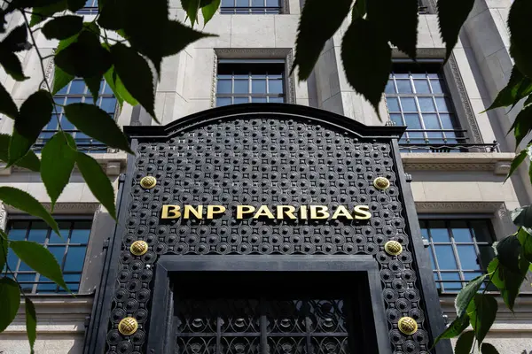 Paris, Fransa - 29 Mayıs 2025: BNP Paribas karargahının bulunduğu binanın girişini imzalayın. BNP Paribas (BNPP) 65 ülkede faaliyet gösteren bir Fransız ticari bankasıdır.