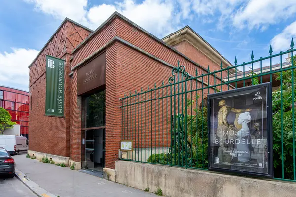 Paris, Fransa - 29 Mayıs 2025: Bourdelle Sanat Müzesinin dış görünüşü. Fransız heykeltıraş Antoine Bourdelle 'in çalışmalarına adanmış bu müze Paris' in 15. semtinde yer almaktadır.