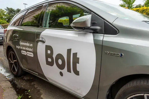 Clamart, Fransa - 21 Mayıs 2025: 'Bolt' tabelası caddedeki bir arabanın yanında. Bolt, uygulama tabanlı ortak hareketlilik konusunda uzmanlaşmış Estonya 'lı çok uluslu bir şirket.