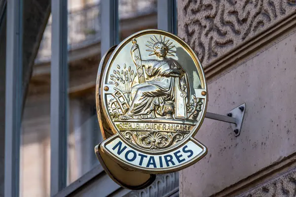 Paris, Fransa - 29 Mayıs 2025: Paris 'teki bir binanın cephesinde noter tabelası. Fransa 'da emlak piyasası, noter vergileri ve ücretler, vasiyet, miras, bağış ve evlilik sözleşmeleri kavramları