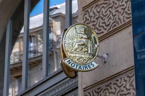 Paris, Fransa - 29 Mayıs 2025: Paris 'teki bir binanın cephesinde noter tabelası. Fransa 'da emlak piyasası, noter vergileri ve ücretler, vasiyet, miras, bağış ve evlilik sözleşmeleri kavramları