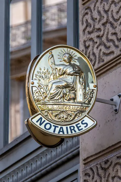 Paris, Fransa - 29 Mayıs 2025: Paris 'teki bir binanın cephesinde noter tabelası. Fransa 'da emlak piyasası, noter vergileri ve ücretler, vasiyet, miras, bağış ve evlilik sözleşmeleri kavramları
