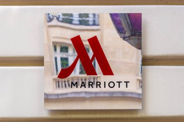 Paris, Fransa - 10 Haziran 2025: bir Marriott otelinin girişinde imza ve logo. Marriott International, Marka işleten, bayilik veren ve lisans alan bir Amerikan çokuluslu şirketidir.