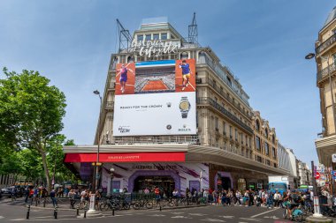Paris, Fransa - 10 Haziran 2025: Paris 'teki ünlü bir Paris mağazası olan Galeries Lafayette' in ön cephesinde Rolex 'in Roland Garros Fransız açık tenis turnuvası reklamı