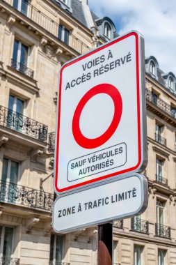 Paris, Fransa - 16 Haziran 2025: Paris şehir merkezinin girişindeki yol tabelası 'Bölge Bir Trajik Limite' (ZTL), şehir merkezinde otomobil ulaşımını kısıtlayan sınırlı trafik bölgesi