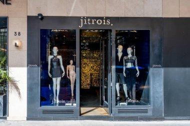 Paris, Fransa - 16 Haziran 2025: Bir Jitrois butiğinin dış görünüşü. Jean-Claude Jitrois Fransız moda tasarımcısı ve yayıncısıdır.