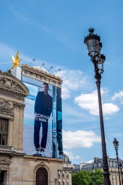 Paris, Fransa - 16 Haziran 2025: Beckham için reklam panosu - Hugo Boss 'un Patron koleksiyonu, Paris Opera binasının ön cephesindeki restorasyon çalışmaları üzerine)