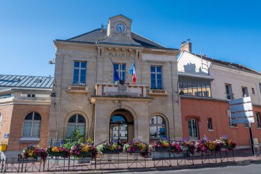 Chatillon, Fransa - 21 Haziran 2025: Fransa 'nın Ile-de-France bölgesinde Hauts-de-Seine bölgesinde bir Fransız komünü olan Chatillon-sous-Bagneux belediyesinin dış görünüşü