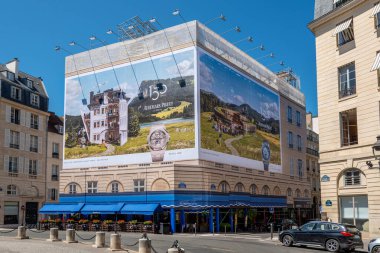Paris, Fransa - 24 Haziran 2025: İsviçreli lüks saat tamircisi Audemars Piguet için büyük reklam panosu, Paris 'teki bir binanın ön cephesindeki restorasyon çalışmalarını kapsıyor.