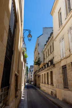 Saint-Germain-des-Prs 'in tarihi ve turistik bölgesinde yer alan küçük, dar ve pitoresk bir sokak olan Rue Visconti' nin manzarası, Paris, Fransa 'nın 6.