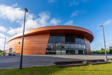 Montigny-le-Bretonneux, Fransa - 29 Haziran 2025: Saint-Quentin-en-Yvelines National Velodrome 'un dış görünüşü, Montigny-le-Bretonneux, Yvelines' in Fransız departmanında yer almaktadır.