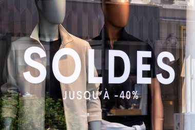 Paris, Fransa - 30 Haziran 2025: Satış döneminde Fransa 'nın Paris kentindeki bir giyim mağazasının vitrininde Fransızca 