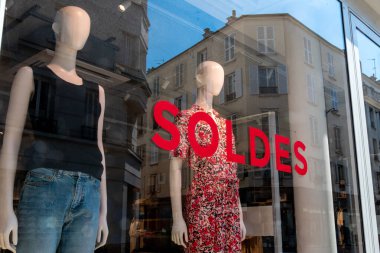Paris, Fransa - 30 Haziran 2025: Satış döneminde bir giyim mağazasının vitrininde kırmızı büyük harflerle 