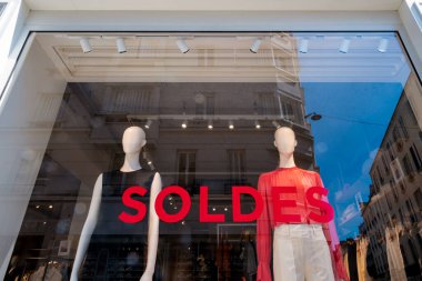 Paris, Fransa - 30 Haziran 2025: Satış döneminde bir giyim mağazasının vitrininde kırmızı büyük harflerle 