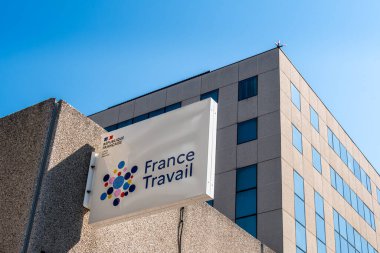 Grenoble, Fransa - 5 Temmuz 2025: Fransa Travail Ajansı 'nın bir ofis arka planına karşı imza ve logo. France Travail, eski adıyla Pole Emploi, Fransız iş bulma kurumu.
