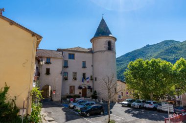 Veynes, Fransa - 5 Ağustos 2025: Provence-Alpes-Cote d 'Azur bölgesinde Hautes-Alpes bölümünde yer alan bir Fransız komünü olan Veynes belediye binasının dış görünüşü