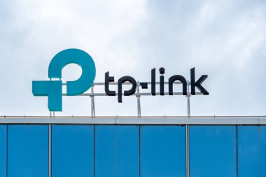 Velizy-Villacoublay, Fransa - 13 Ağustos 2025: Ağ ekipmanı ve akıllı ev ürünleri üreten Çinli bir teknoloji şirketi olan TP-Link 'in Fransız karargahında imza ve logo