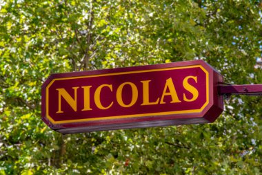 Paris, Fransa - 24 Ağustos 2025: bir Nicolas mağazasının imza ve logosu. Nicolas, şarap ve içki satan bir ağ ve mağaza zinciri işleten bir Fransız şirketi.
