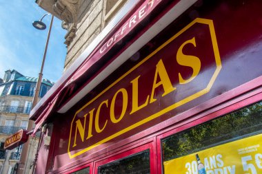 Paris, Fransa - 24 Ağustos 2025: bir Nicolas mağazasının imza ve logosu. Nicolas, şarap ve içki satan bir ağ ve mağaza zinciri işleten bir Fransız şirketi.