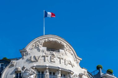 Paris, Fransa - 24 Ağustos 2025: Lutetia Oteli 'nin Fronton' u, şimdiki adıyla Mandarin Oriental Lutetia, Fransa 'nın 6.