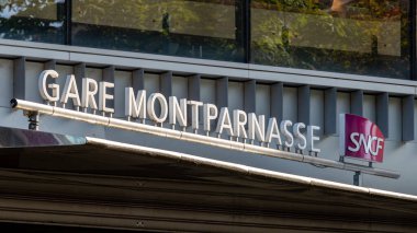 Paris, Fransa - 24 Ağustos 2025: Paris-Montparnasse tren istasyonunun girişini imzalayın, aynı zamanda Paris 'teki SNCF demiryolu ağının altı büyük terminalinden biri olan Gare Montparnasse olarak da bilinir.