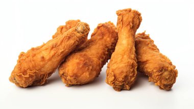 Kızarmış Tavukları Beyaz Tabakta Kapatın Masada İzole Edildi. Lezzetli ve Sarı Altın Renkli Bak.