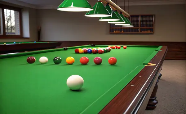 Süs olarak yeşil bir Snooker masası olan loş bir oda. Işık yumuşak ve eşit dağılmış. Sahne boyunca yumuşak bir parıltı yaratır. 