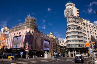 Madrid, İspanya - 20 Haziran 2022: Madrid 'in merkezinde Callao Meydanı ile Gran Via' dan karşıya geçmek