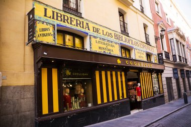 Madrid, İspanya - 20 Haziran 2022 Madrid 'in merkezinde eski bir kitapçının antik işareti