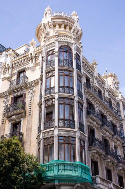 Madrid, İspanya - 20 Haziran 2022: Madrid 'in merkezinde Calle Major' daki eski bir Art Nouveau binasının köşesi