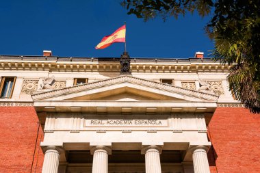 Gerçek İspanya Akademisi 'nin (RAE) bayraklı binasının ayrıntıları