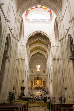 Madrid, İspanya - 20 Haziran 2022: Almudena Katedrali 'nin içi, Almudena Bakiresi' nin sunağıyla birlikte sağda.