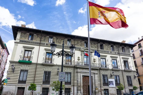 stock image Madrid, Spagna - 20 giugno 2022: Palace of the Italian Cultural Institute in the center of Madrid with the Spanish flag in the foreground