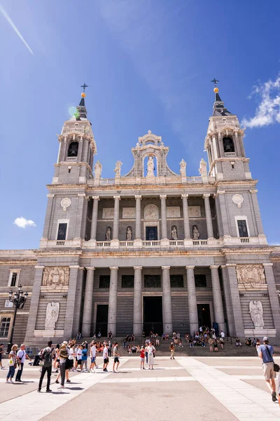 Madrid Španělsko Června 2022 Fasáda Katedrály Almudena Turisty Náměstí Před — Stock fotografie