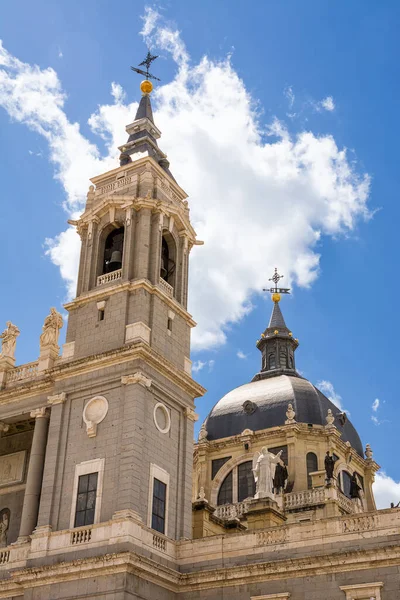 Klocktorn Och Kupol Katedralen Santa Maria Real Almudena Madrid — Stockfoto