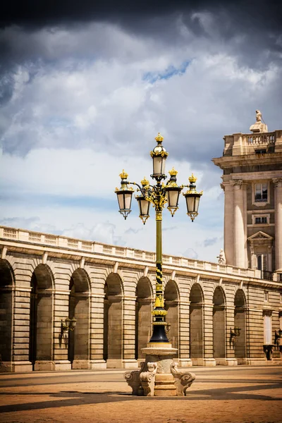 Goldgeschmückter Laternenpfahl Auf Dem Paradeplatz Des Königspalastes Von Madrid — Stockfoto