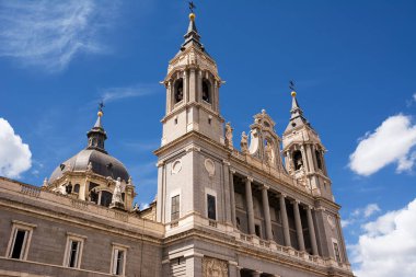 Madrid 'deki Santa Maria la Real de la Almudena katedralinin çan kulesi ve kubbesi