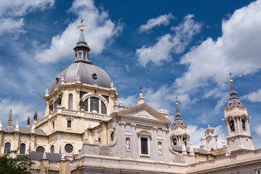 Madrid 'deki Santa Maria la Real de la Almudena katedralinin çan kulesi ve kubbesi