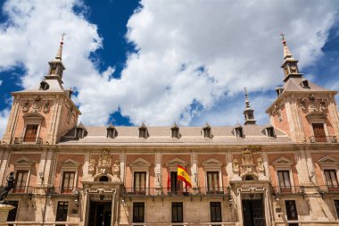 Madrid 'in merkezinde eski belediye binası Casa del la Villa' nın cephesi.