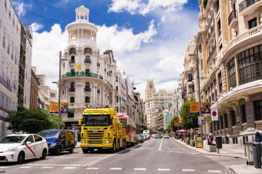 Madrid, İspanya - 20 Haziran 2022: Gran Via 'nın başlangıcı trafik ışıkları altında ve solda Grassy binası, Madrid