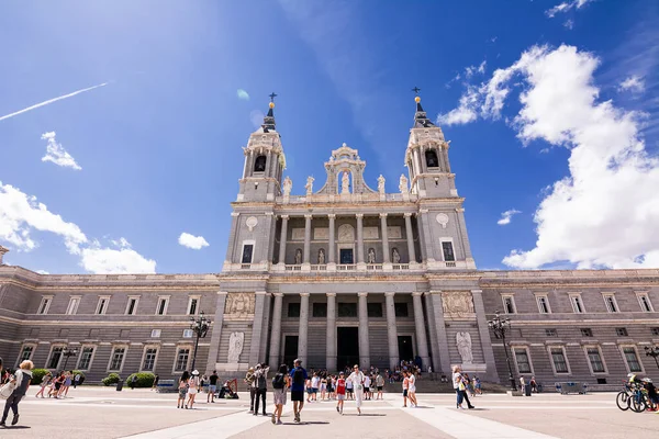 Madrid Španělsko Června 2022 Fasáda Katedrály Almudena Turisty Náměstí Před — Stock fotografie
