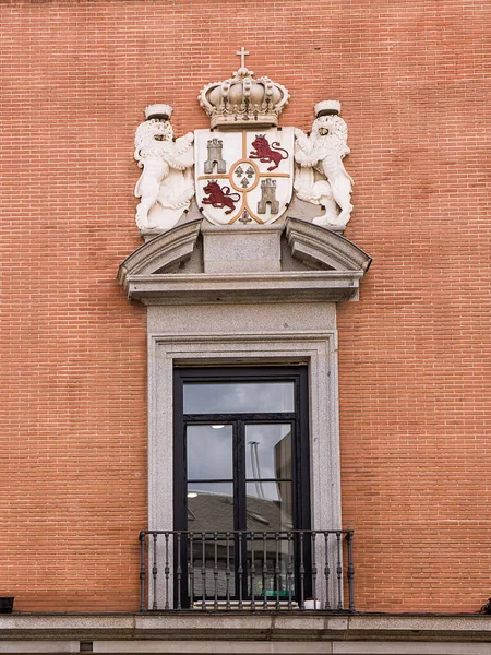 Centrum Madrytu Okno Ozdobą Hiszpańskiego Heraldycznego Herbu Pałacu Kongresu Państwa — Zdjęcie stockowe