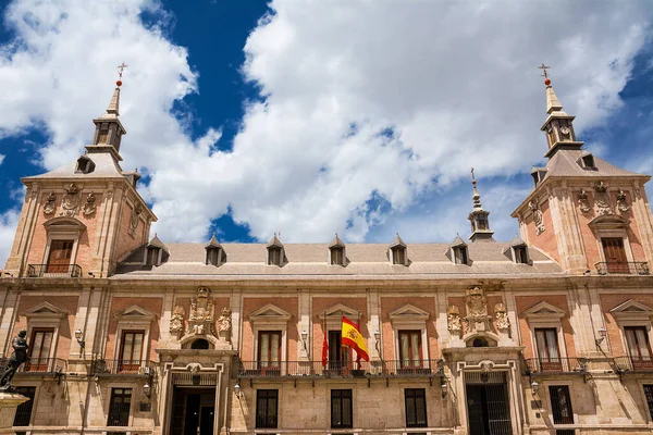 Madrid 'in merkezinde eski belediye binası Casa del la Villa' nın cephesi.