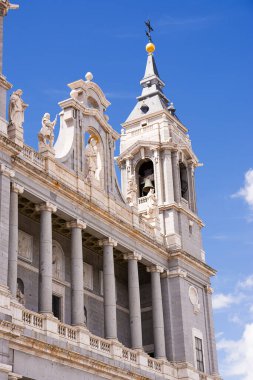 Madrid 'deki Santa Maria la Real de la Almudena katedralinin çan kulesi ve kubbesi