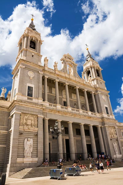 Madri Espanha Junho 2022 Fachada Catedral Almudena Com Turistas Praça — Fotografia de Stock