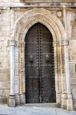 Toledo Katedrali 'nin (Aziz Mary' nin Primat Katedrali) oyulmuş taş çerçeveli antik ahşap kapısı.
