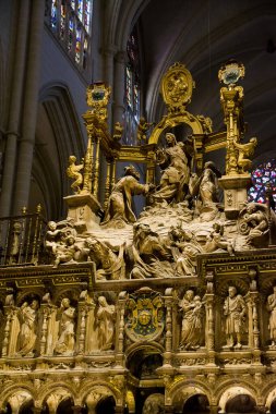 Heykel Koronun üstünde ve Bakire Blanca Toledo Katedrali, İspanya.