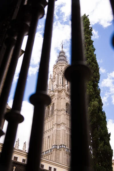 トレド大聖堂の鐘楼は スペインの門の格子を通って見られます — ストック写真