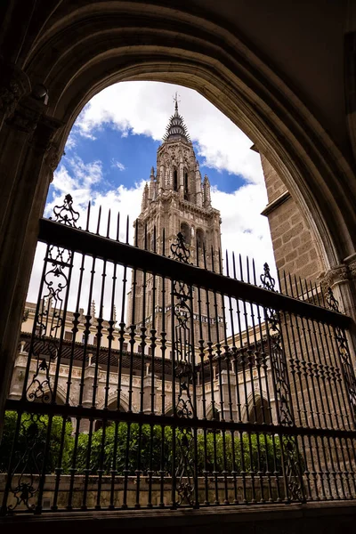 Glockenturm Der Kathedrale Von Toledo Durch Einen Kreuzgang Gesehen Spanien — Stockfoto