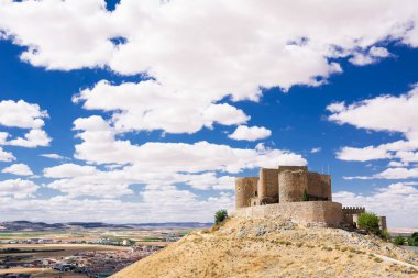 Consuegra (İspanya) tepesindeki Muela Kalesi)